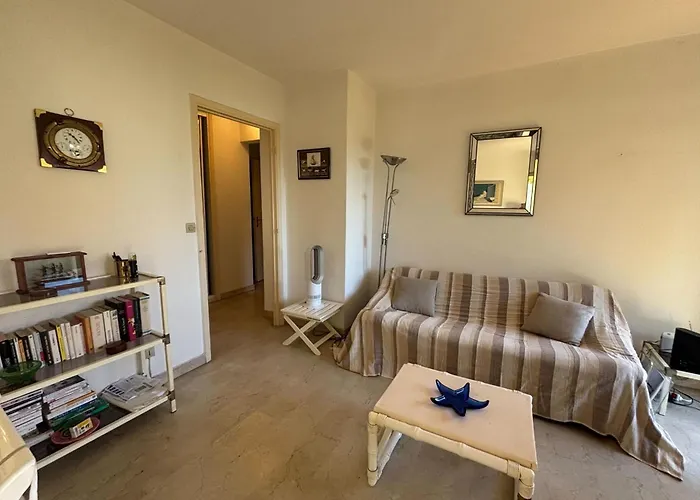 Apartman Charming With Garden In Antibes